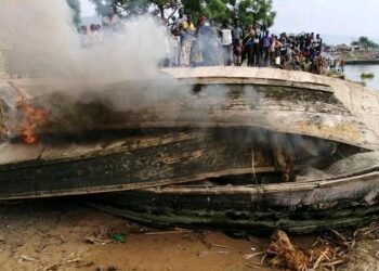 Lake Albert illegal fishing boats burnt by the Fisheries Protection Unit-FPU in a new operation against the illegal fishing gear.
