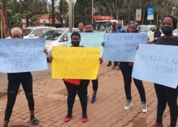 Besigye rallies women behind Kameeza money protests