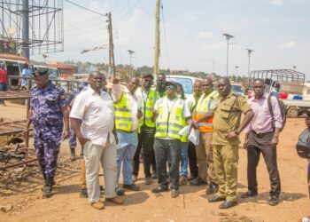 The-KCCA-and-UNRA-team-that-carried-out-the-operation.