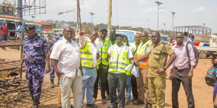 The-KCCA-and-UNRA-team-that-carried-out-the-operation.